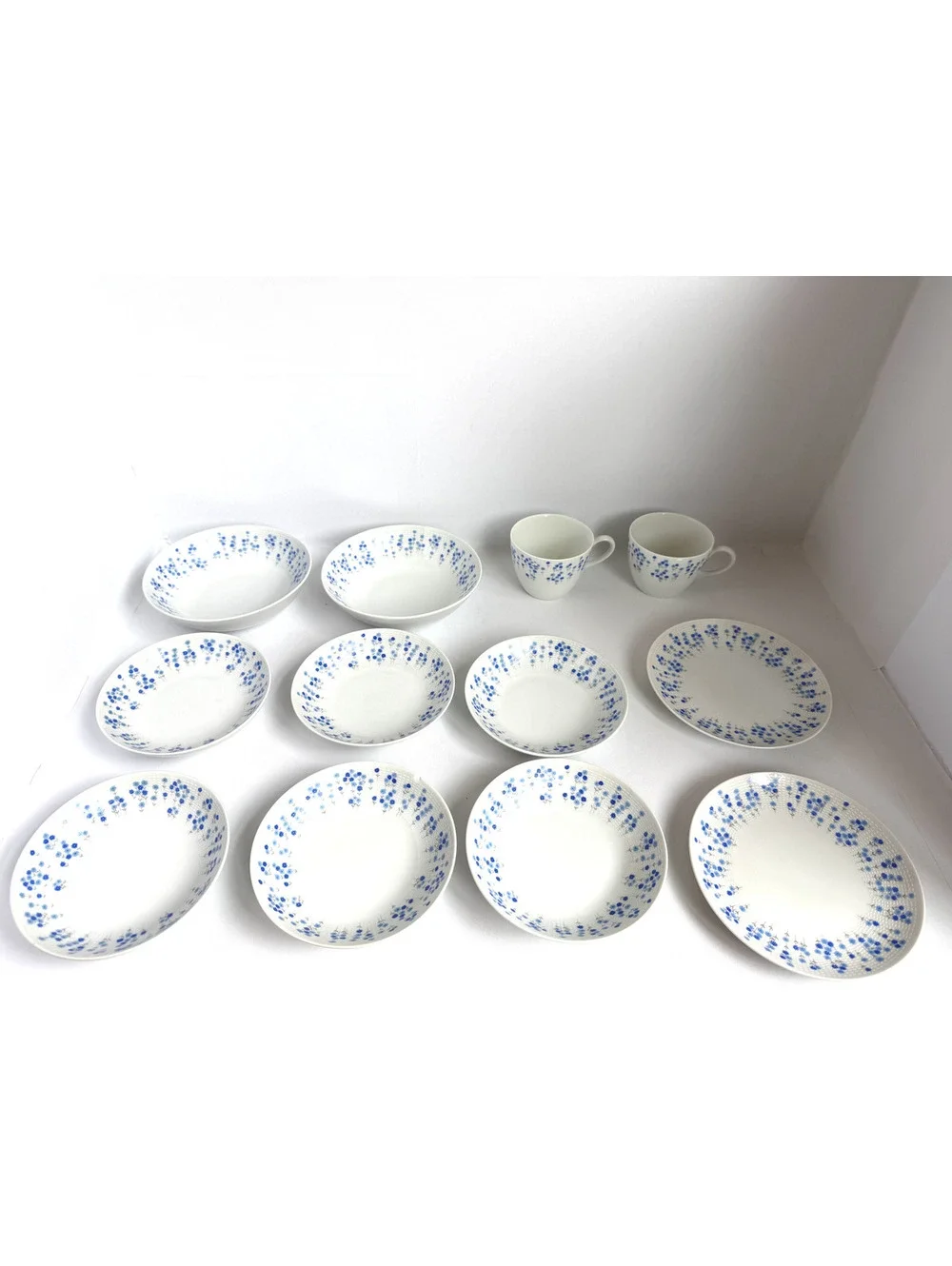 Vintage Blue Floral Patterned Dinnerware Set - 12 Pieces